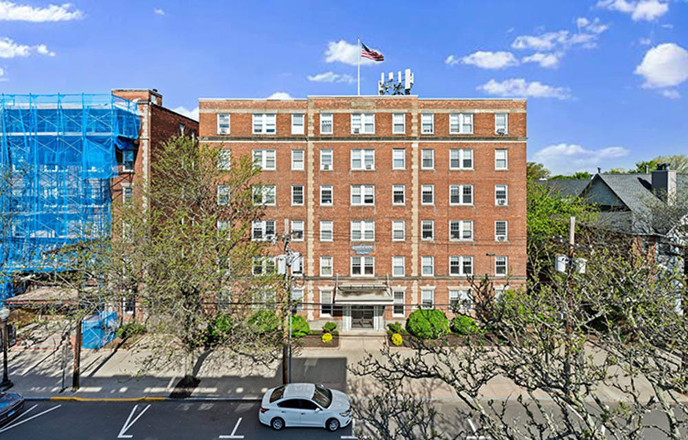 JLL Capital Markets closes the second of two sale transactions totaling 209 units across three buildings